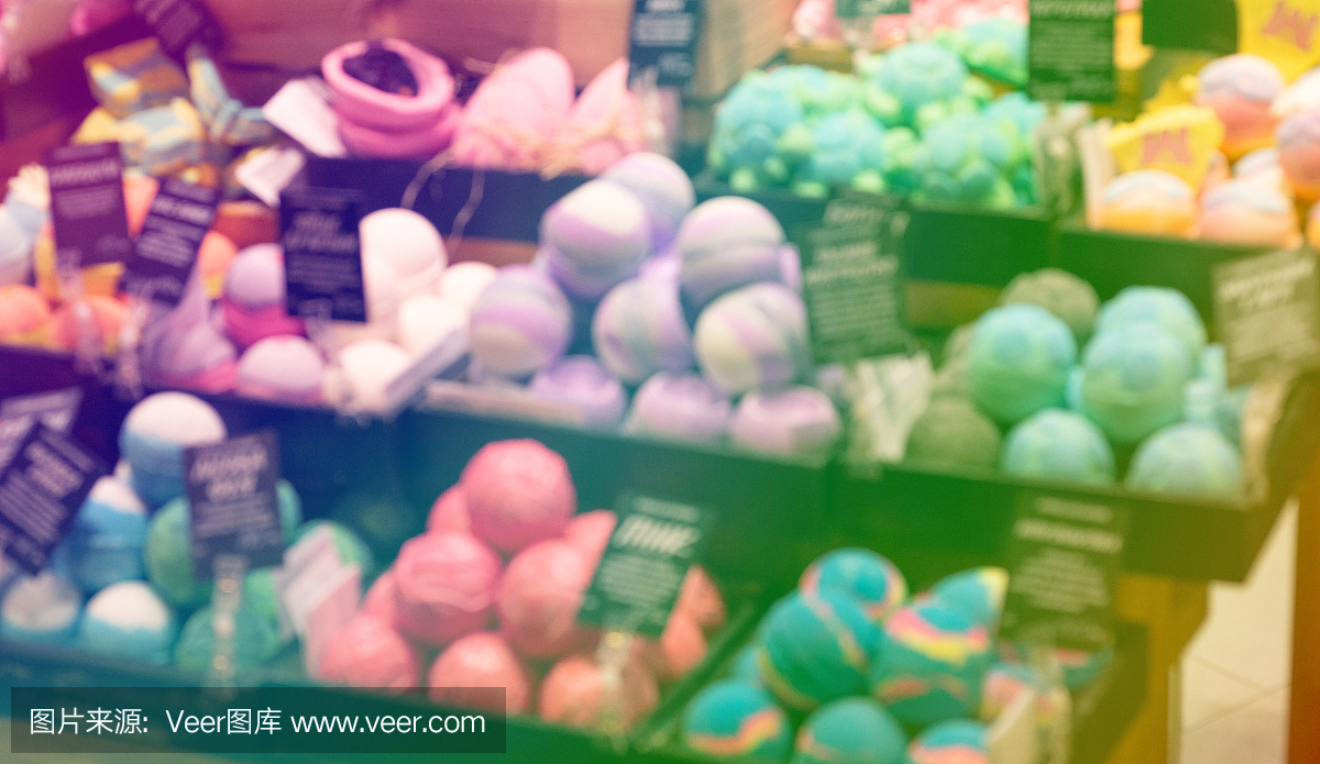 商店的化妆品手工炸弹和泡沫浴不同的颜色